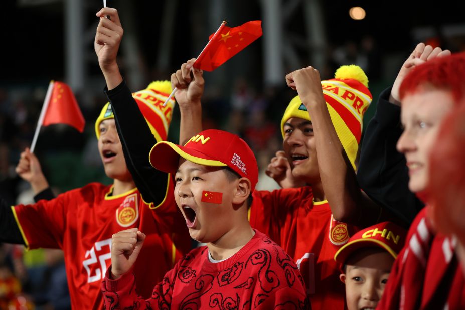 Des supporters chinois manifestent leur soutien avant le match d'ouverture de leur équipe contre le Danemark.