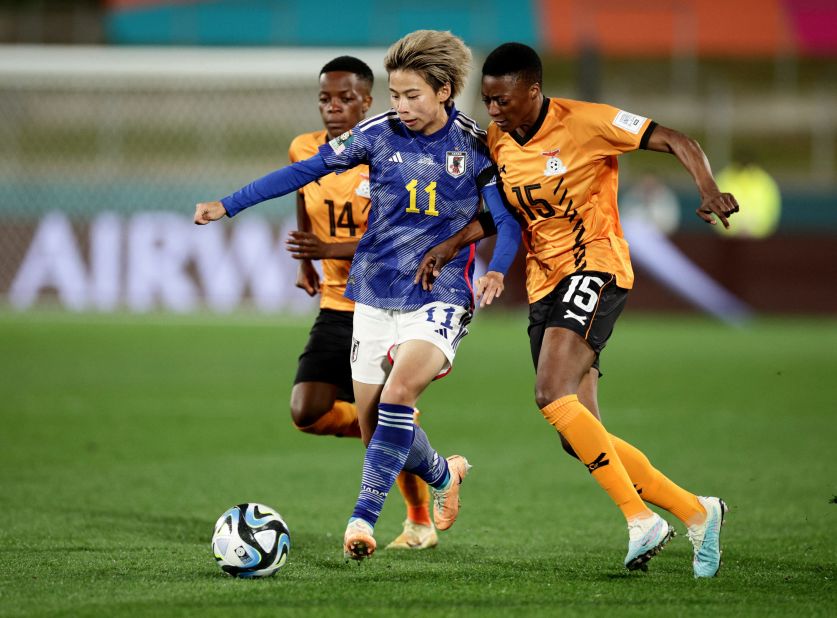 Mina Tanaka du Japon se bat avec Agnes Musase de la Zambie.