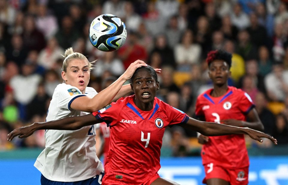 Alessia Russo (Angleterre) et Tabita Joseph (Haïti) se disputent le ballon lors du match d'ouverture des deux équipes, le 22 juillet. Les Lionnes d'Angleterre, championnes d'Europe en titre, se sont imposées 1-0 face aux débutantes du tournoi.