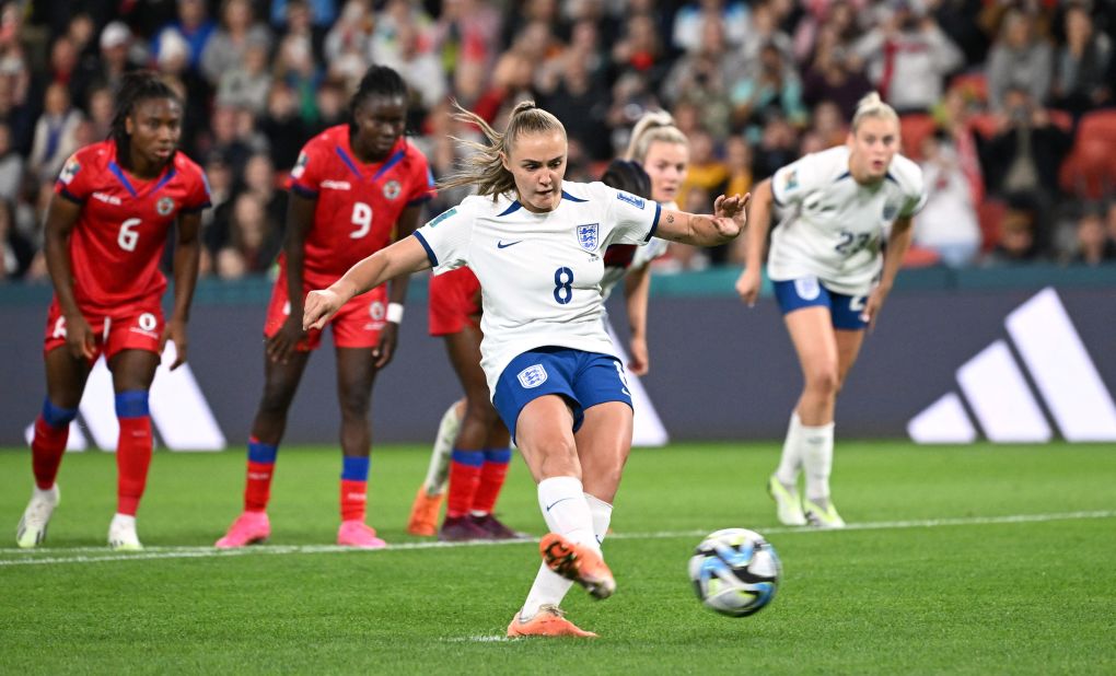 Georgia Stanway (Angleterre) marque le but de la victoire contre Haïti depuis le point de penalty.