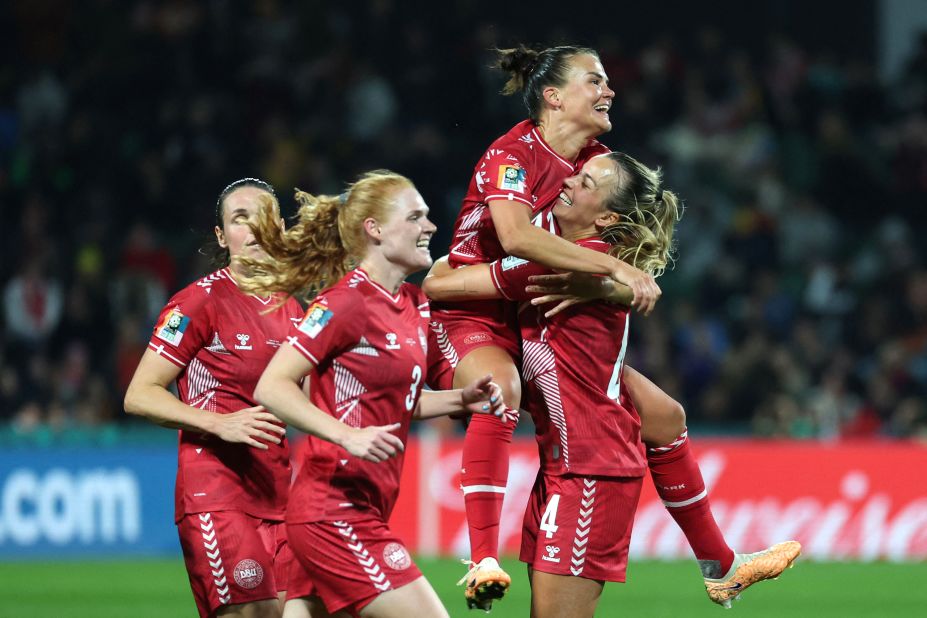 Les joueuses danoises célèbrent le but tardif d'Amalie Vangsgaard qui leur a permis de gagner 1-0 contre la Chine le 22 juillet.