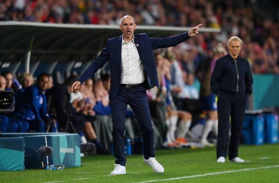 Nicolas Delépine, l'entraîneur d'Haïti, donne des instructions à son équipe pendant le match.