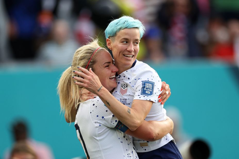 Lindsey Horan, à gauche, célèbre avec sa coéquipière Megan Rapinoe après que Horan ait marqué le troisième but contre le Vietnam.