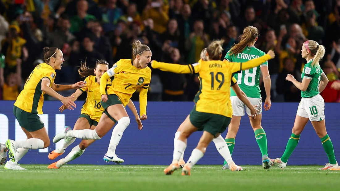 L'Australienne Steph Catley, troisième en partant de la gauche, célèbre le but de son équipe contre l'Irlande le 20 juin. L'Australie a gagné 1-0 à Sydney.