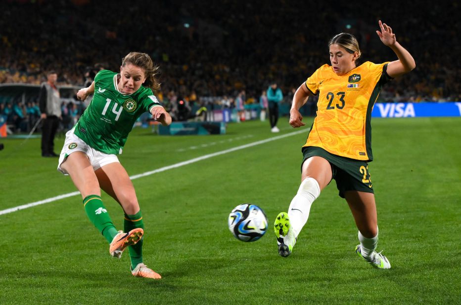 L'Irlandaise Heather Payne, à gauche, tente de centrer le ballon sur l'Australienne Kyra Cooney-Cross. C'était le tout premier match de l'Irlande en Coupe du Monde Féminine.