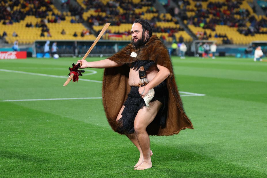 Une cérémonie de bienvenue Māori a lieu avant le match Espagne-Costa Rica.