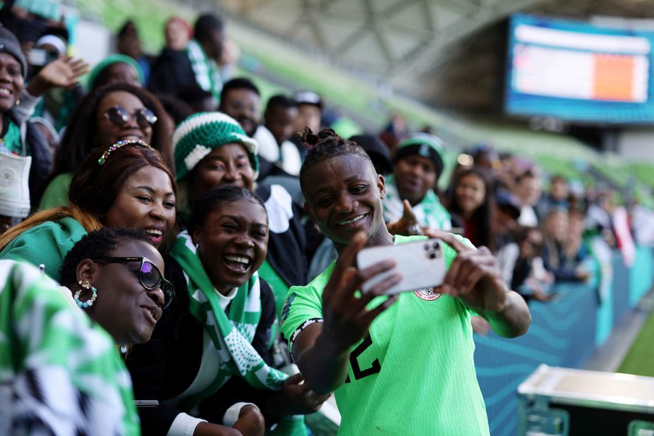Uchenna Kanu du Nigeria prend un selfie avec des fans après le match contre le Canada.
