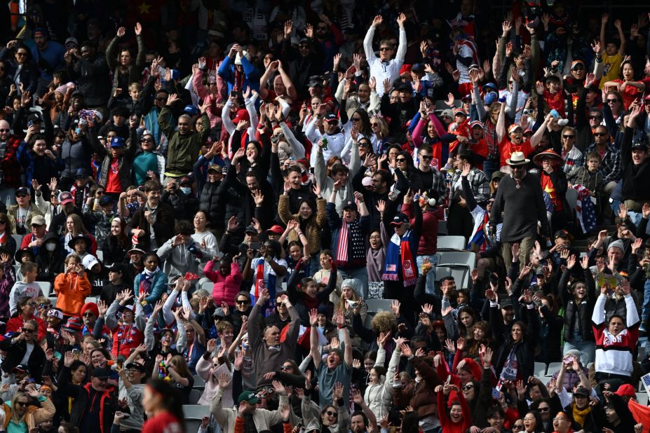 Des supporters applaudissent pendant le match États-Unis-Vietnam à Auckland, Nouvelle-Zélande.