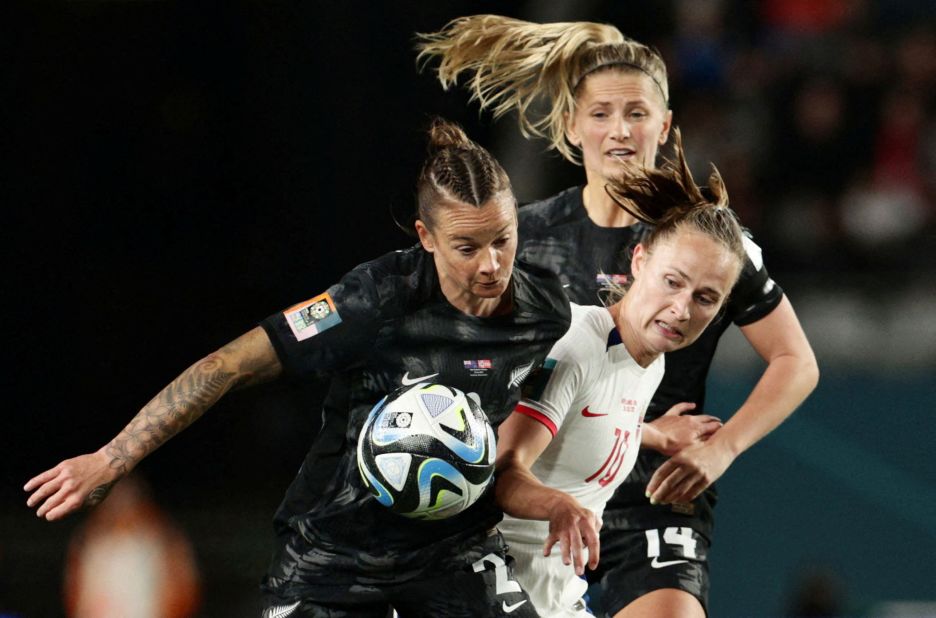 Les Néo-Zélandaises Ria Percival et Katie Bowen, en noir, se disputent le ballon avec la Norvégienne Caroline Graham Hansen le 20 juillet. La Nouvelle-Zélande a remporté le match d'ouverture 1-0. Il s'agit de la première victoire du pays en Coupe du Monde Féminine.