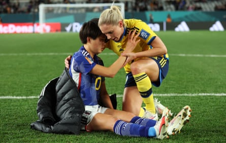 Maika Hamano, en larmes, est consolée par Jonna Andersson.