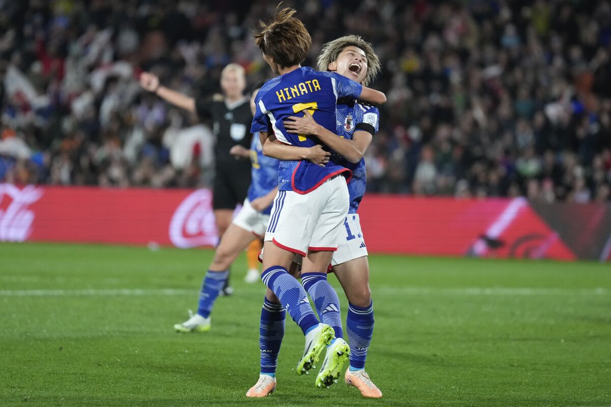 Hinata Miyazawa du Japon est serrée dans les bras de sa coéquipière Mina Tanaka après avoir marqué contre la Zambie le 22 juillet.