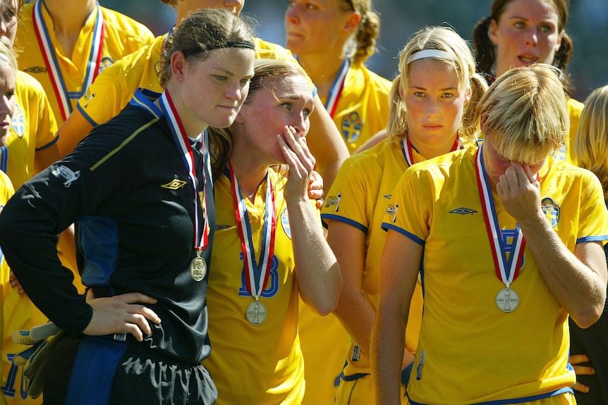 Les joueuses suédoises en larmes après la finale de la Coupe du monde féminine 2003 contre l'Allemagne.