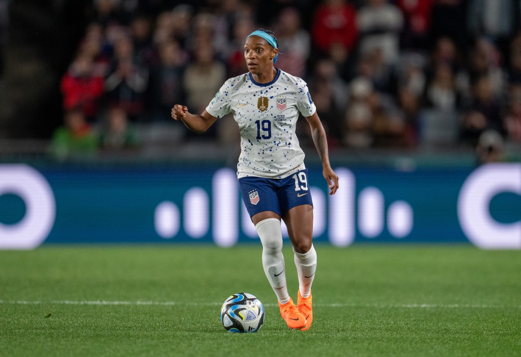 Crystal Dunn des Etats-Unis dribble lors d'un match de la phase de groupe de la Coupe du Monde de la FIFA.