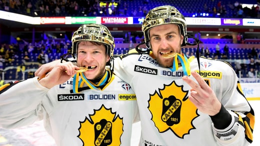 Lindström (à droite) célèbre l'or SM avec Erik Forssell en avril 2014.