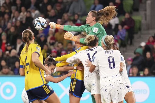La gardienne de but des Etats-Unis, Alyssa Naeher, frappe le ballon hors du but pendant la Coupe du Monde Féminine.