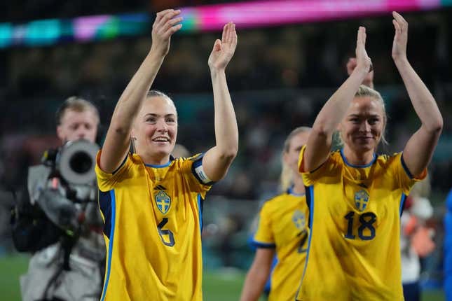 6 août 2023 ; Melbourne, AUS ; La défenseuse suédoise Magdalena Eriksson (6) et l'attaquante Fridolina Rolfo (18) célèbrent leur victoire sur les États-Unis aux tirs au but lors d'un match des huitièmes de finale de la Coupe du Monde Féminine de la FIFA 2023 au Melbourne Rectangular Stadium.