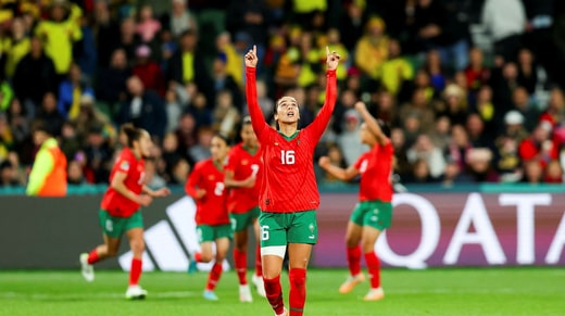 La buteuse Anissa Lahmari et ses coéquipières marocaines célèbrent leur but contre la Colombie.