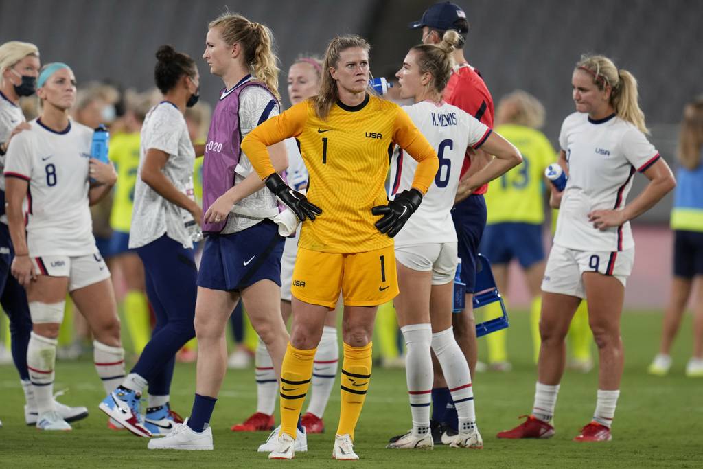 La gardienne de but américaine Alyssa Naeher, au centre, réagit à la fin d'un match de football contre la Suède aux Jeux olympiques d'été le 21 juillet 2021 à Tokyo. La Suède a gagné 3-0.
