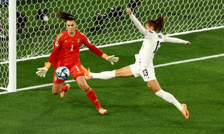 La Suédoise Zecira Musovic repousse le tir de l'Américaine Alex Morgan.