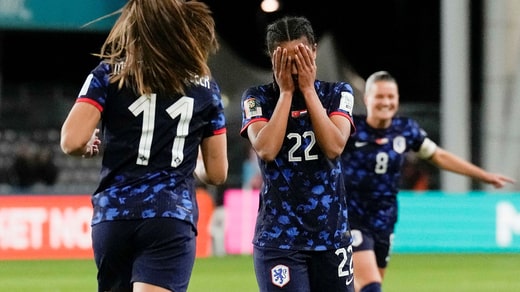 La jeune star Esmee Brugts était presque embarrassée après son premier but de rêve lors du match contre le Vietnam.
