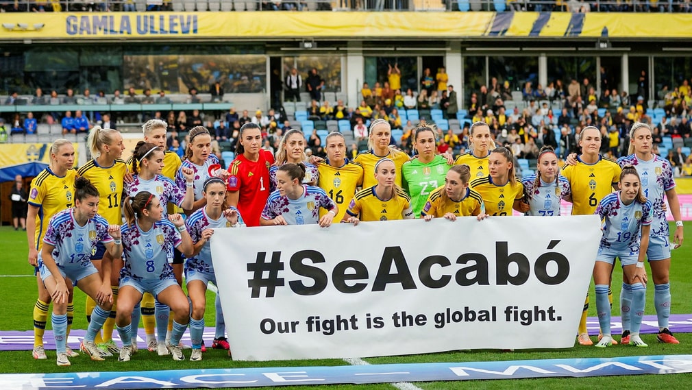 Les stars suédoises et espagnoles réunies à Gamla Ullevi avant le coup d'envoi.