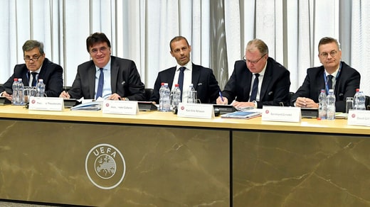 Karl-Erik Nilsson (deuxième à partir de la droite) à côté du président slovène de l'Uefa, Aleksander Ceferin (au centre), lors d'une réunion en 2018. Le Suédois est le premier vice-président de la fédération européenne de football.