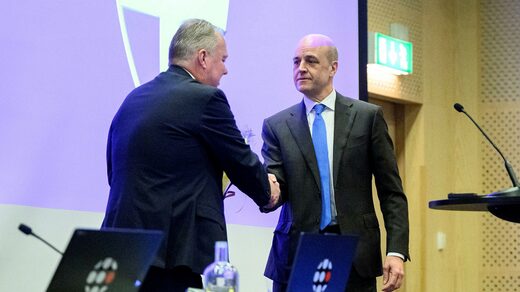 Karl-Erik Nilsson siège au comité exécutif de l'Uefa au nom de la Fédération suédoise de football (SvFF). Cependant, la SvFF a la possibilité de le démettre de ses fonctions. Sur la photo, M. Nilsson et le nouveau président du football, Fredrik Reinfeldt.