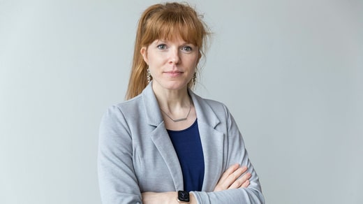 Christine Lorne (C), conseillère régionale chargée des soins primaires dans la région de Stockholm, estime qu'il est nécessaire de modifier la législation afin que les autorités puissent échanger des informations entre elles pour réduire l'influence des gangs criminels dans le secteur des soins de santé.