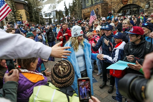 Mikaela Shiffrin, la reine des Alpes de tous les temps, est honorée chez elle à Vail, Colorado.