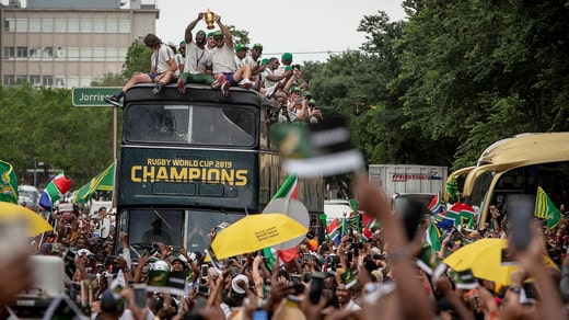 En Afrique du Sud, une blague veut que le bus à impériale utilisé lors de la célébration de la dernière médaille d'or de la Coupe du monde soit nettoyé au retour des Springboks de la Coupe du monde en France.
