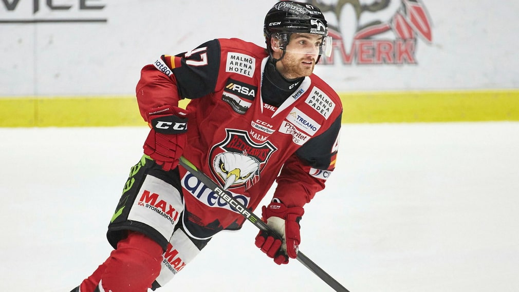 Adam Johnson lors d'un match avec les Malmö Redhawks en mars 2021.