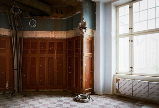 Le plancher et les panneaux de bois le long du mur ont été exhumés de l'arrière des couches de rénovations précédentes. Ils datent de l'époque où la bourse était utilisée pour acheter et vendre du bétail.