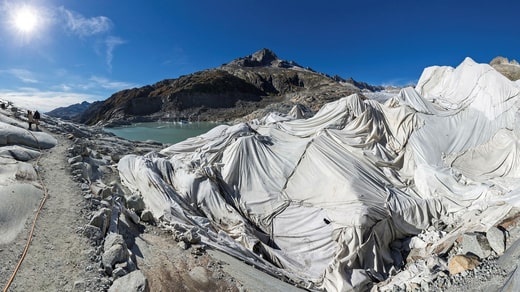 Une toile de protection recouvre des parties du glacier du Rhône en train de fondre, en Suisse. Photo d'archive.