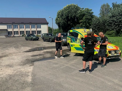 Le bénévole Stefan Borg remet des vêtements donnés par les Suédois à une école de l'ouest de l'Ukraine.