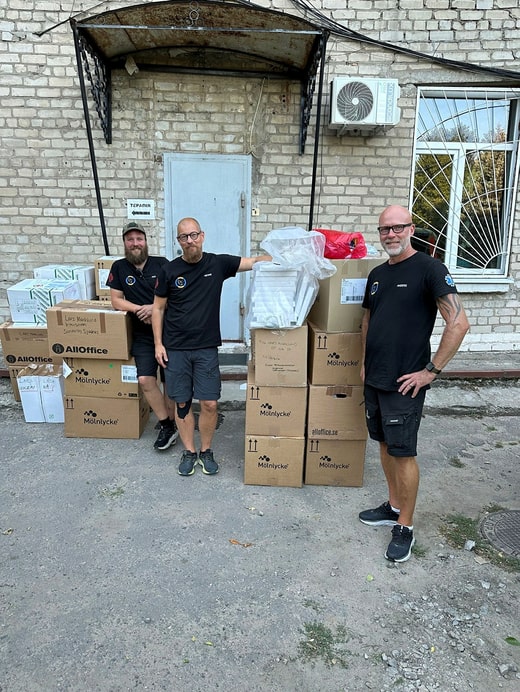 Les volontaires suédois Anders Wernersson, Nils-Gunnar Johansson et Per Larsson remettent du matériel à l'hôpital militaire de Dnipro.
