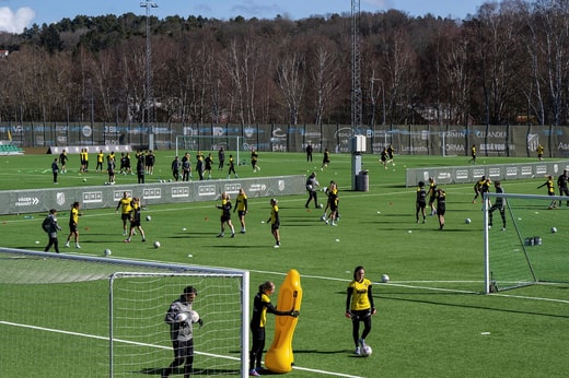 Les équipes féminine et masculine de Hacken s'entraînent l'une à côté de l'autre au Gothia Park sur Hisingen à Göteborg.