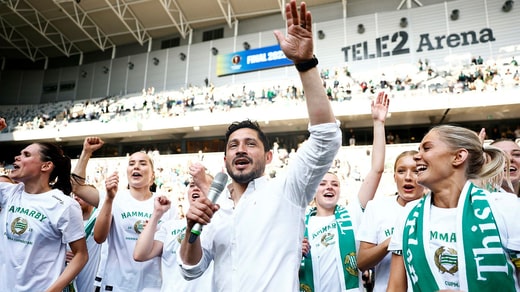 L'entraîneur de Hammarby, Pablo Piñones-Arce, célèbre la médaille d'or de la Coupe de Suède - après avoir remporté la finale contre Häcken - en juin.