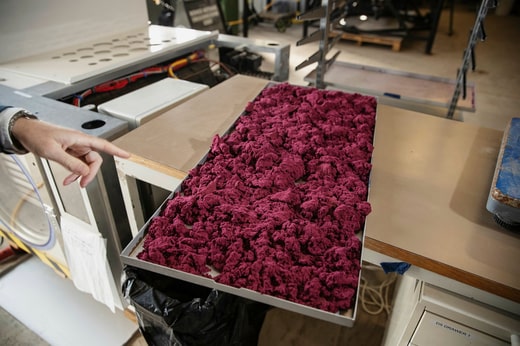 Les algues sont lyophilisées. Le bromoforme, substance naturellement présente dans les algues et qui empêche la production de méthane chez les vaches, ne peut supporter des températures aussi élevées, ce qui rend son stockage difficile.