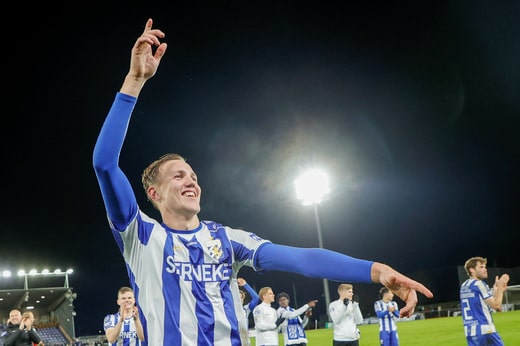 Adam Carlén célèbre le contrat obtenu avec les supporters de l'IFK Göteborg.