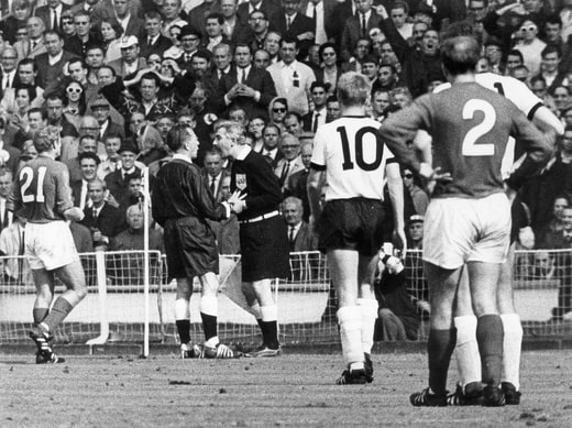 Regardez l'autorité. Le juge de ligne Tofiq Bahramov, à droite, explique à l'arbitre principal Gottfried Dienst comment arbitrer.