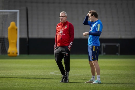 Janne Andersson et Victor Nilsson Lindelöf à Bakou. A Bruxelles, l'équipe nationale s'est réfugiée au centre du stade et a rencontré des supporters suédois qui avaient été amenés là depuis leurs places dans les tribunes.