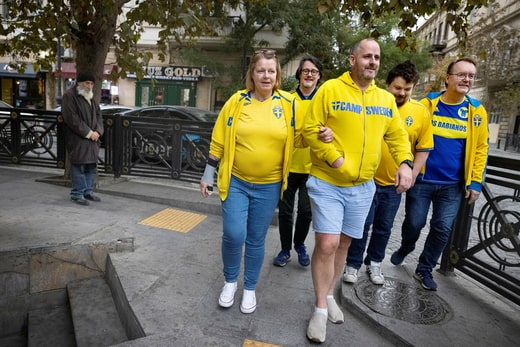 Lisen Altis est soutenue par David Forsberg dans les rues de Bakou devant Ola Sjöstedt, Jonas Persson et Claes Durgé.