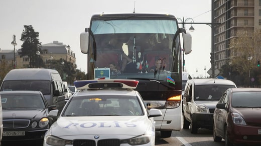 Une feuille A4 enveloppée à l'intérieur de la vitre avant vous indique que le bus de Bakou transporte l'équipe nationale suédoise. Pour le reste, il est blanc et anonyme.