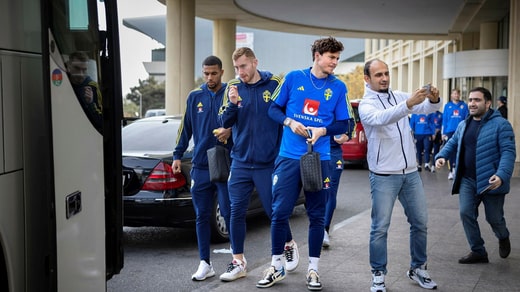 Le capitaine de l'équipe, Victor Nilsson Lindelöf, est photographié avec des supporters locaux à Bakou.