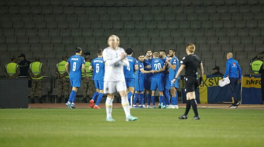 Emil Forsberg tente de redonner de l'énergie à la Suède alors que les joueurs de l'Azerbaïdjan célèbrent le 1-0 précoce.