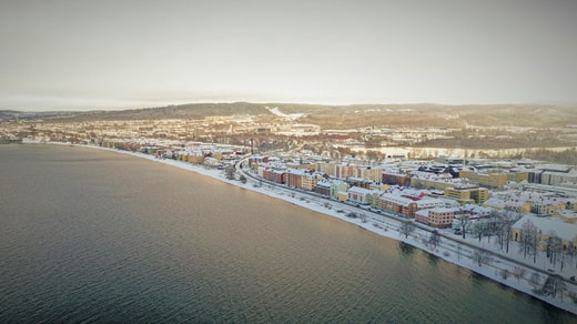 Jönköping à Vätternsstrand. La municipalité vise désormais les 200 000 habitants. La voie ferrée longe actuellement les rives du lac.