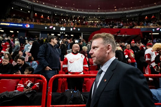 La légende des Sénateurs, Daniel Alfredsson, a eu l'occasion de représenter Ottawa lors des visites de l'équipe en Suède. 