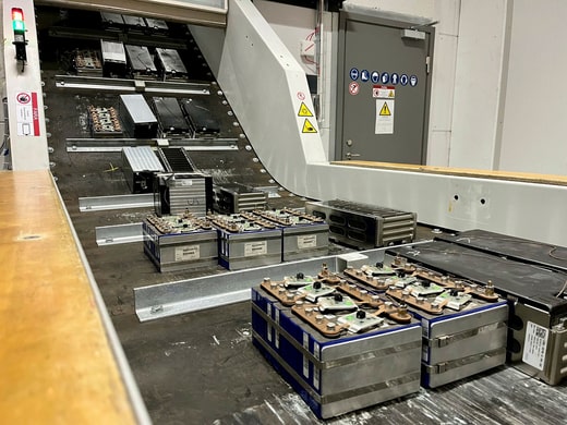Cellules de batteries en route vers l'atelier de recyclage où elles sont traitées pour devenir de la 