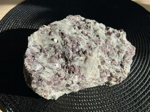 Des gisements de lithium se trouvent dans plusieurs pays européens, notamment au Portugal, en Espagne, en Finlande, en République tchèque et en Ukraine, pays candidat à l'adhésion à l'UE.