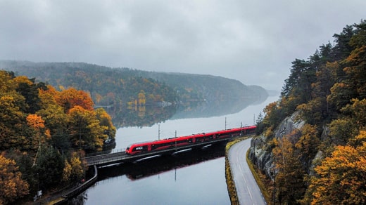 Ici, sur la ligne principale ouest entre Göteborg et Alingsås, l'ensemble du système électrique avec les lignes aériennes, les transformateurs et les poteaux sera remplacé.